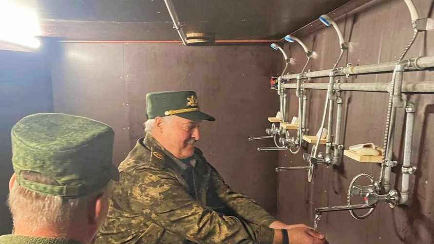 Лукашенко проверил условия пребывания белорусских военных