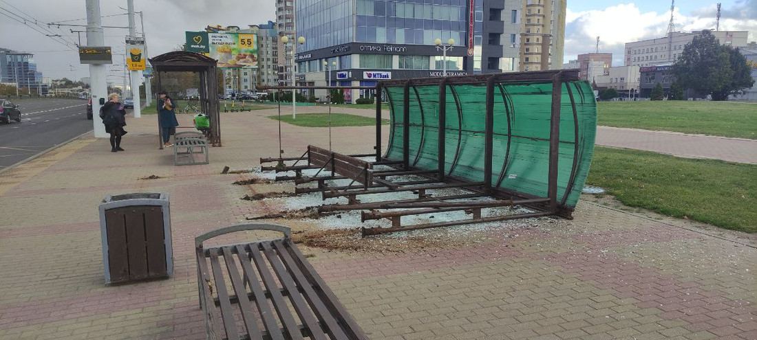 "А сейчас как? Все устраивает?" — Белорусы поделились фото и видео последствий шторма. Сотни населенных пунктов остались без света