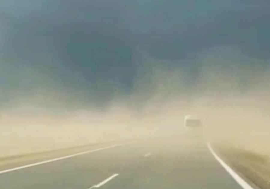 "А сейчас как? Все устраивает?" - Белорусы поделились фото и видео последствий шторма. Сотни населенных пунктов остались без света