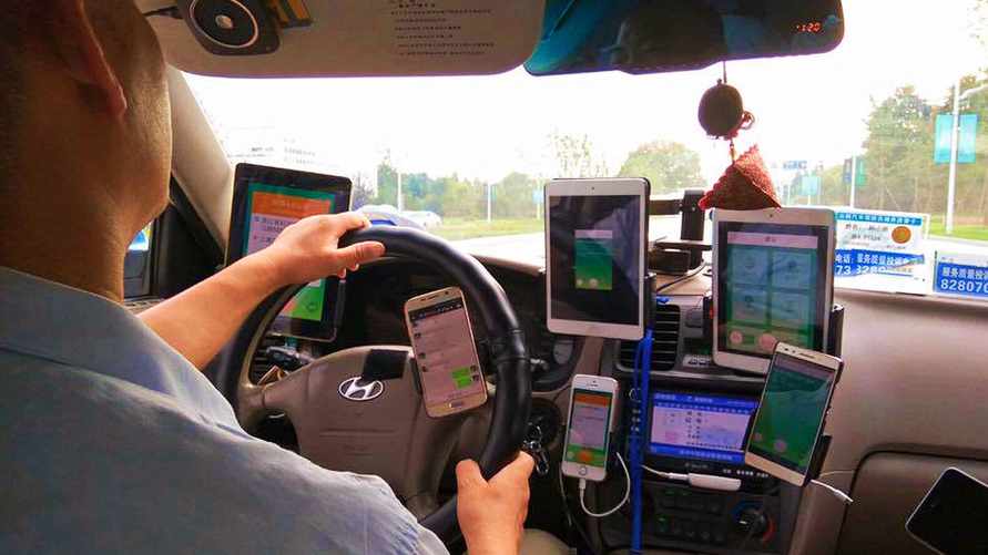 Белорусским водителям грозит штраф за телефон, который даже не в руках. Разобрались с "подставившимся" автолюбителем