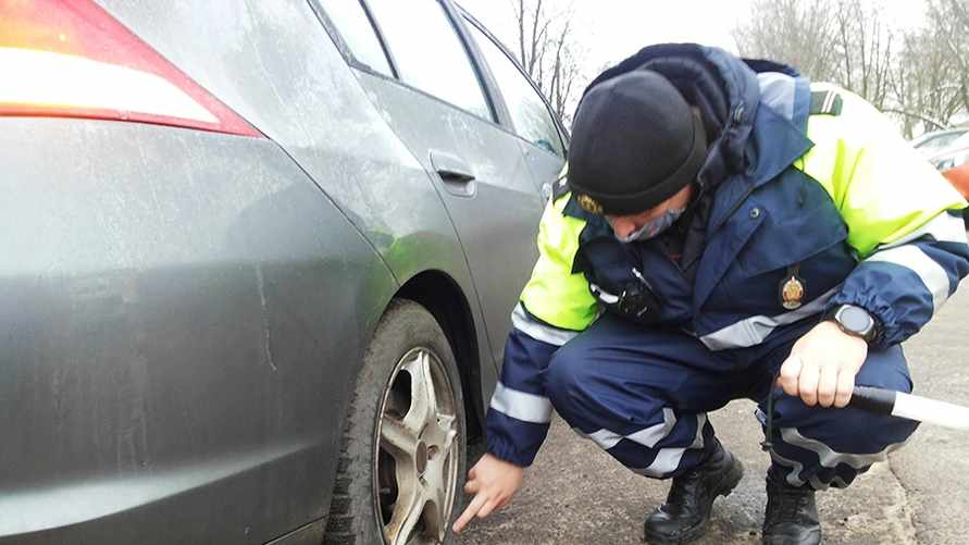За какие зимние шины все равно штраф? ГАИ попросила белорусов переобуть машины раньше зимы