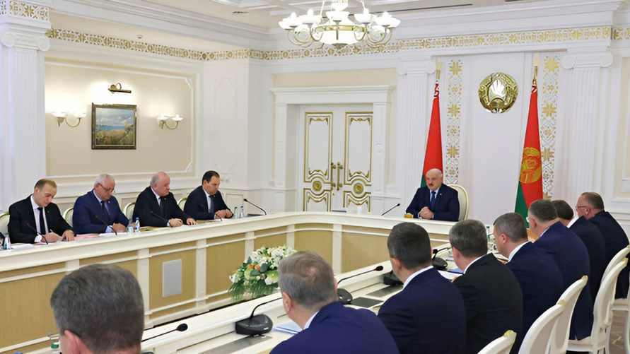 Лукашенко заявил, что правительство Головченко "врёт и дезинформирует"