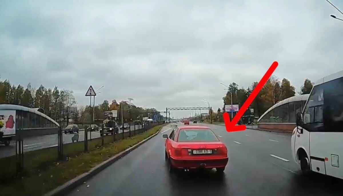 Взлетела от "пинка". В ГАИ показали видео "подрезки" легковушкой Audi маршрутного такси в Минске