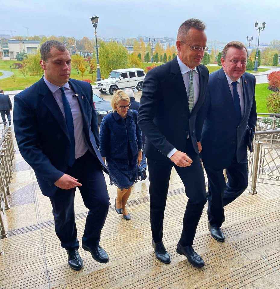 Лукашенко назвал себя "ярым сторонником сохранения" ЕС и рассказал Сийярто, почему беспокоится из-за ракет ATACMS