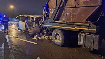 В Минске на МКАД микроавтобус въехал в самосвал