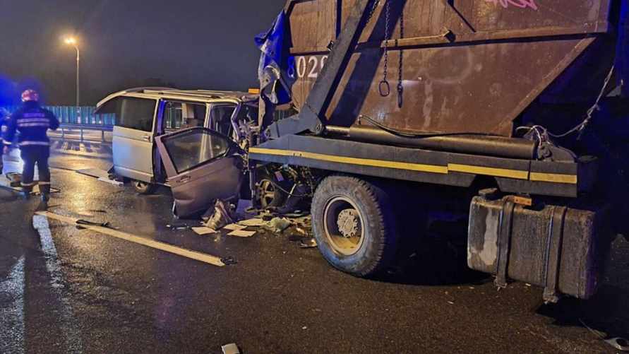 В Минске на МКАД микроавтобус въехал в самосвал