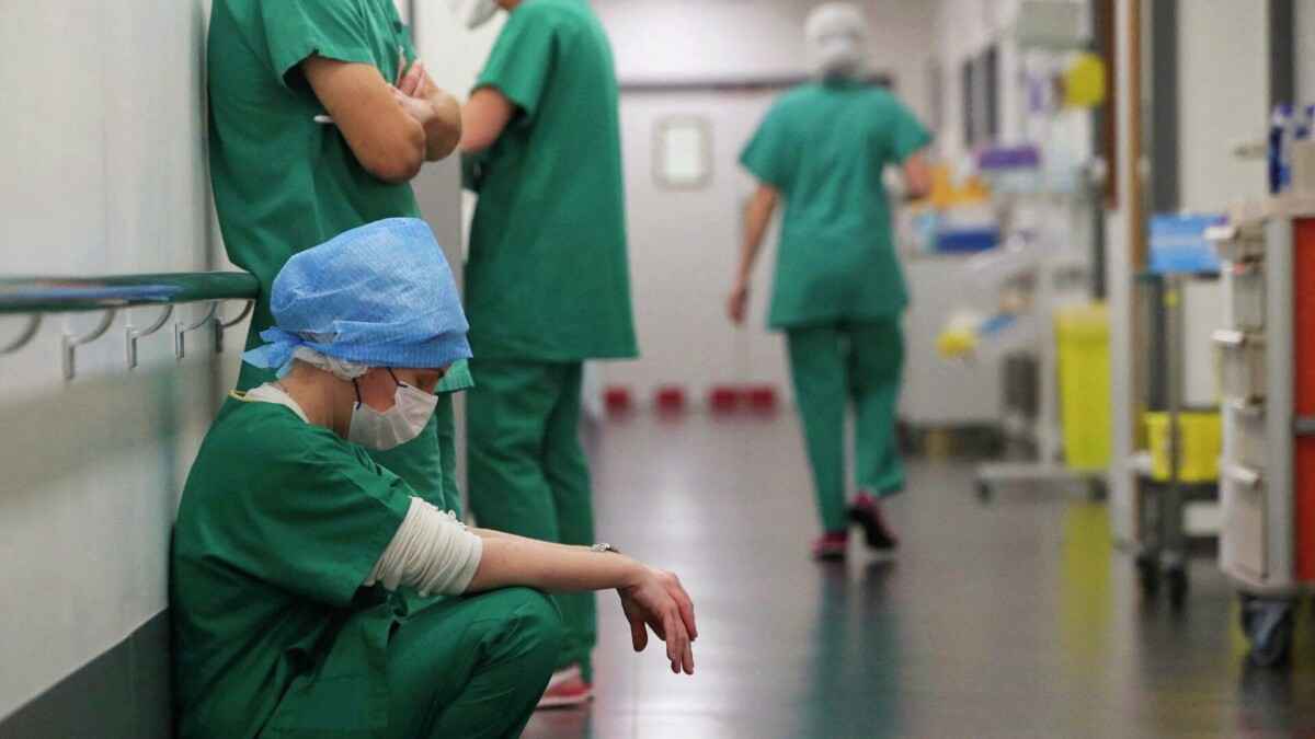 "Надо приводить в чувство" - Лукашенко пригрозил лишать дипломов белорусских врачей. За что?