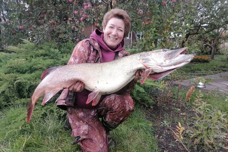 «Пришлось побороться» — Жительница Ошмян поймала в реке щуку в 10,2 кг