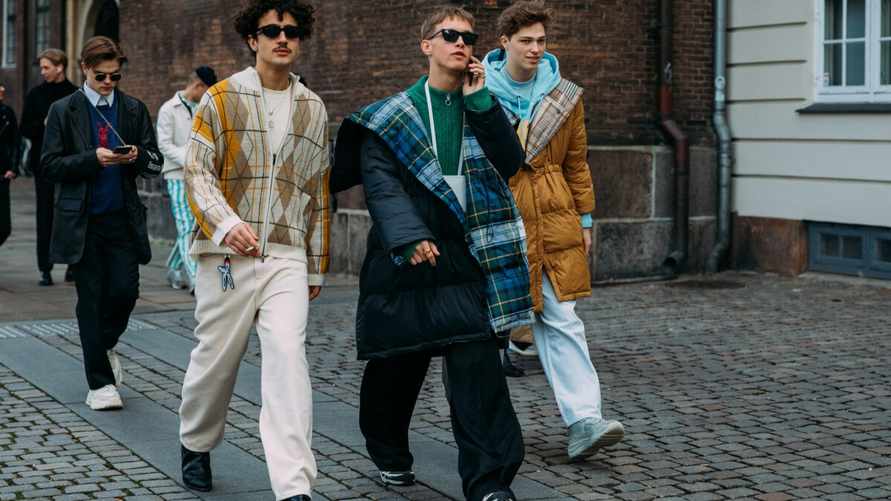 В ГАИ рассказали в какого цвета одежде белорусам безопаснее ходить ночью. Это как?