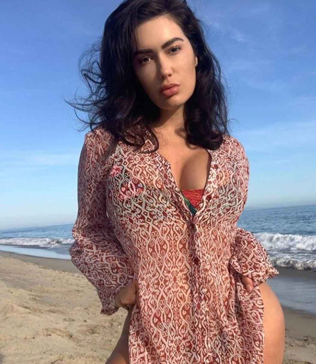 "Лучше бы пластырь" - Подписчики оценили самое "самое крошечное бикини в мире" на модели Playboy