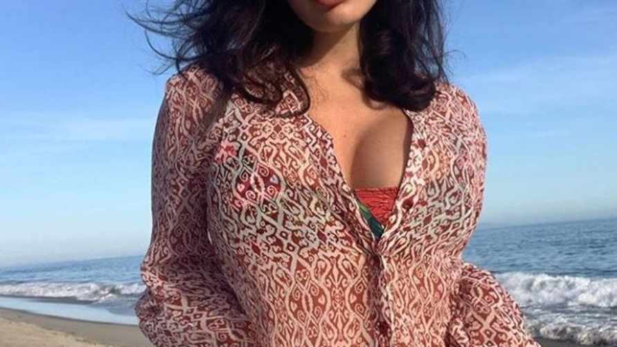 "Лучше бы пластырь" - Подписчики оценили самое "самое крошечное бикини в мире" на модели Playboy