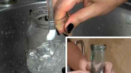 Как легко помыть узкую банку или вазу изнутри? Попробуйте этот гениальный трюк