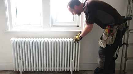 Когда включат отопление? В Госэнергогазнадзоре попросили белорусов не стучать по батареям