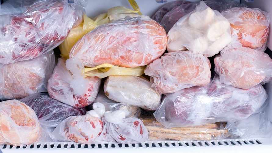 Сколько месяцев можно хранить курицу в морозилке? Срок зависит от одного главного фактора