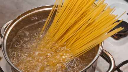 Многие люди неправильно варят спагетти? Вот какое движение нужно обязательно сделать вначале