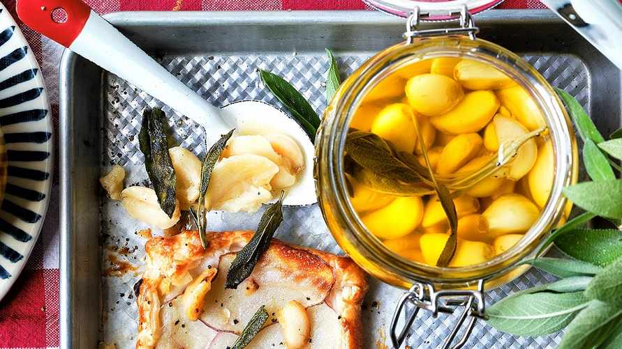 Залейте чеснок маслом и поставьте в духовку. Такая закуска никого не оставит равнодушным