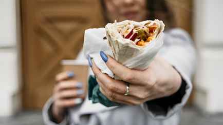 Санэпидемслужба потребовала закрыть в Минской области ларьки с шаурмой и хот-догами. Сколько и что в них нашли?