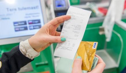 Почему белорусам нужно всегда забирать чек на кассе? Это правило поможет не потерять деньги