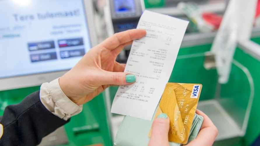 Почему белорусам нужно всегда забирать чек на кассе? Это правило поможет не потерять деньги