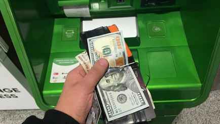 В Лиде мужчина через банкомат пополнил карту фальшивыми долларами