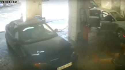 В Бобруйске женщина въехала в здание автомойки и чуть не задавила рабочего