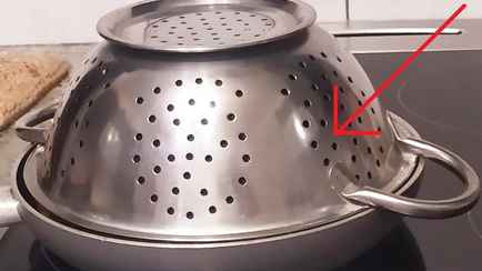 Зачем сковороду с мясом накрывать дуршлагом? Вот почему это важно в первые секунды