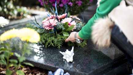 Протрите искусственные цветы этой жидкостью. Так они останутся красивыми на кладбище намного дольше