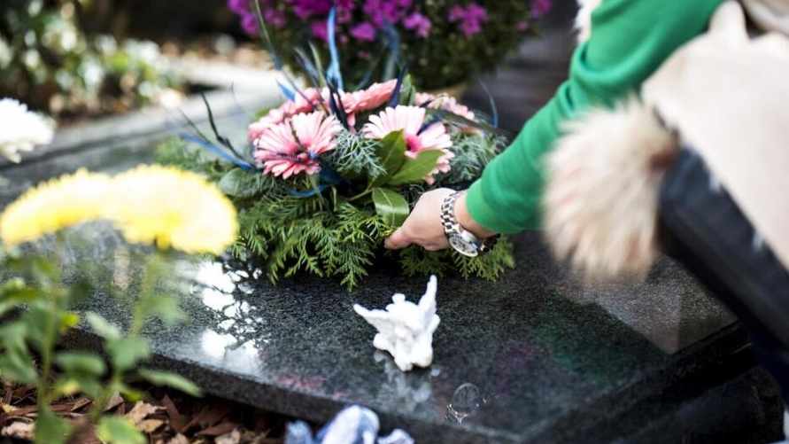 Протрите искусственные цветы этой жидкостью. Так они останутся красивыми на кладбище намного дольше