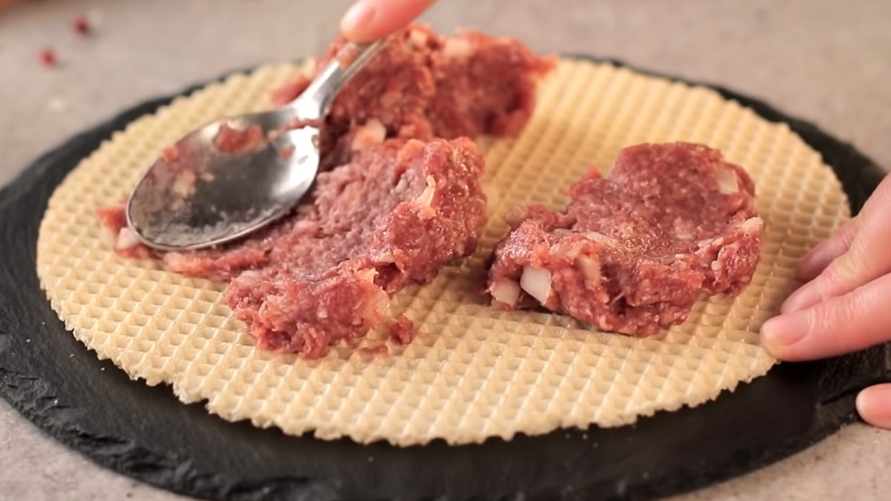 Выложите фарш на вафельные листы и поставьте в духовку. Нашли вкусную альтернативу котлетам