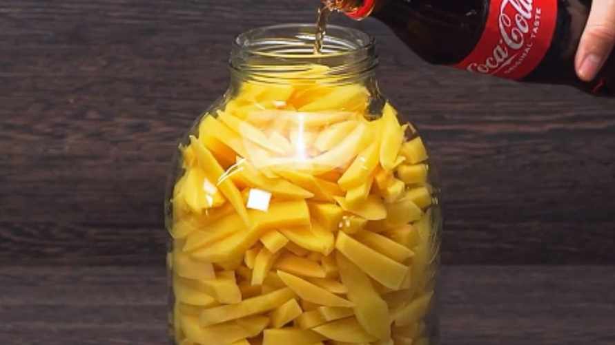 Что будет, если добавить в картошку фри колу перед жаркой? Этот неожиданный рецепт удивит многих