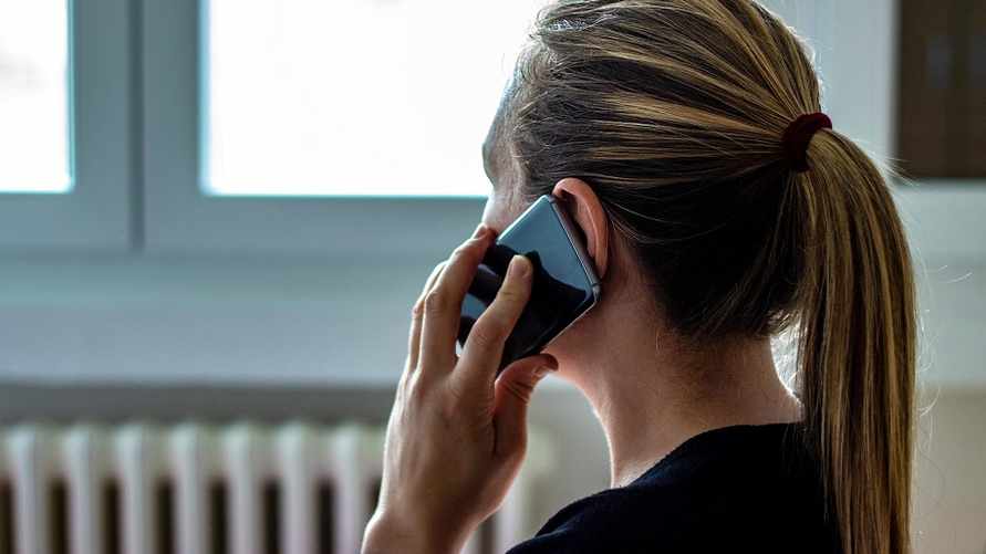 Белорусов начали предупреждать по телефону о "незаконном хранении" 1000 рублей. Что происходит?