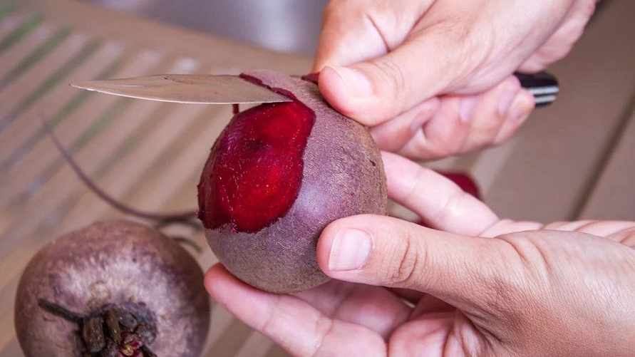 Как быстро почистить свеклу? После этого кожица отойдет сама