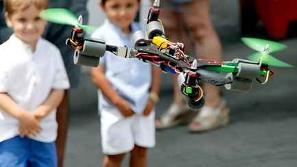 Должно быть удостоверение. Кому из белорусов разрешили запускать беспилотники? А игрушечные самолётики?