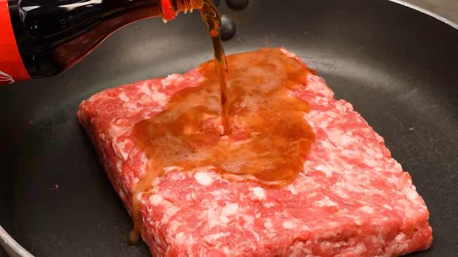 Влейте колу в фарш и оставьте на 10 минут. Какими на вкус получатся котлеты?