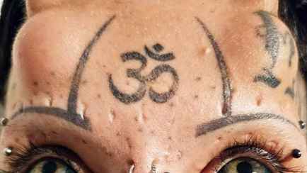 Девушка вставила в лоб рога, удалила соски и сделала тату на глазных яблоках, чтобы «превратиться в кошку». Но это еще не все. Вот как она выглядит