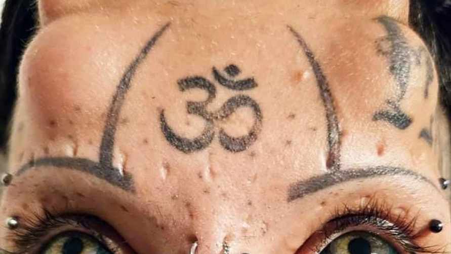 Девушка вставила в лоб рога, удалила соски и сделала тату на глазных яблоках, чтобы "превратиться в кошку". Но это еще не все. Вот как она выглядит