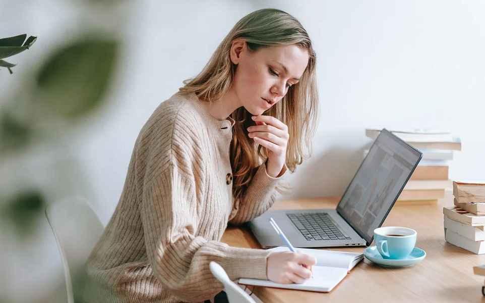 В МНС Беларуси объяснили, должны ли онлайн-тренеры и консультанты платить налог на профдоход