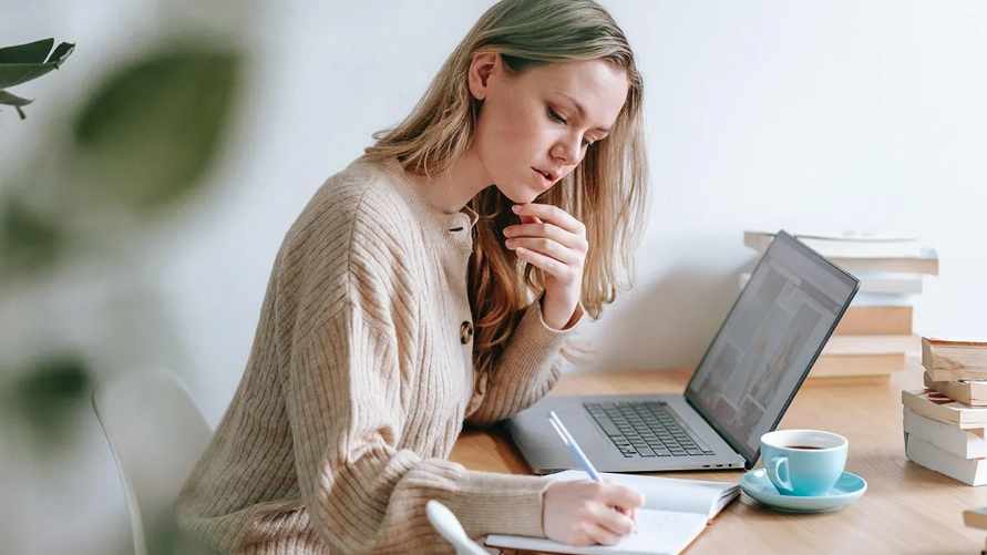 В МНС Беларуси объяснили, должны ли онлайн-тренеры и консультанты платить налог на профдоход