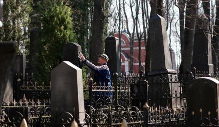 «Дети, внуки имеют право лечь в гроб на гроб» — В ритуальной службе рассказали, как можно хоронить белорусов