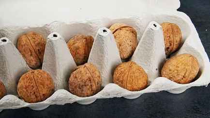 Зачем класть грецкие орехи в лоток для яиц? Вот как этот трюк упростит очистку