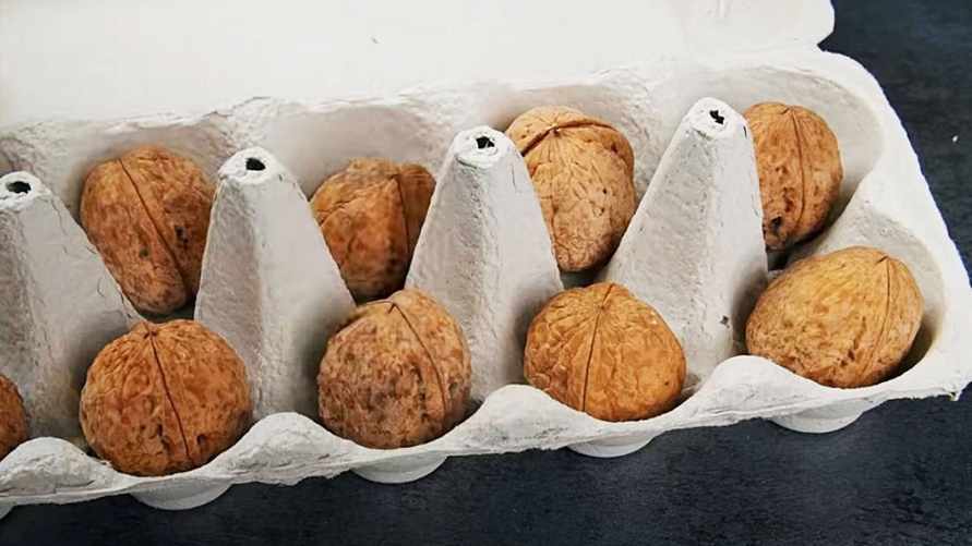 Зачем класть грецкие орехи в лоток для яиц? Вот как этот трюк упростит очистку