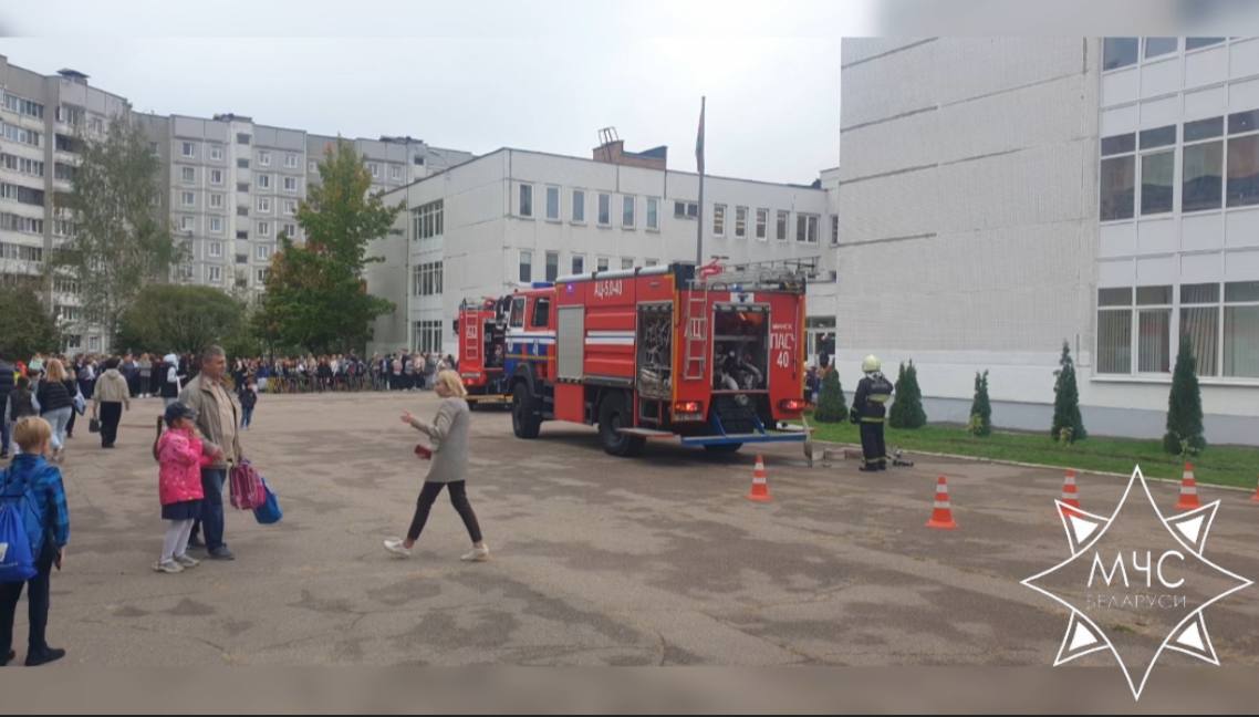 Сотрудники МЧС эвакуировали сотни людей из здания минской школы. Что случилось?