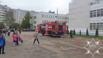 Сотрудники МЧС эвакуировали сотни людей из здания минской школы. Что случилось?