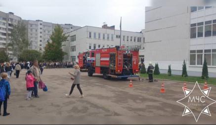 Сотрудники МЧС эвакуировали сотни людей из здания минской школы. Что случилось?