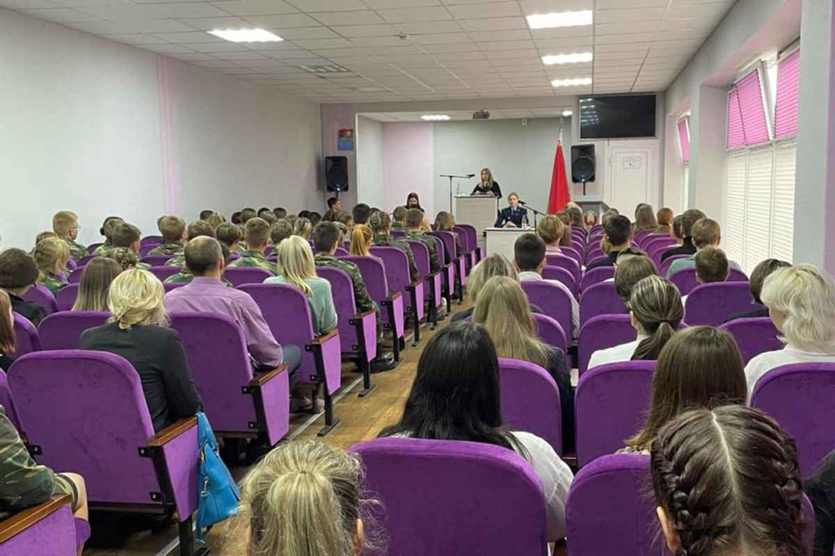 В школе в Барановичах перед учащимися провели показательный суд над женщиной