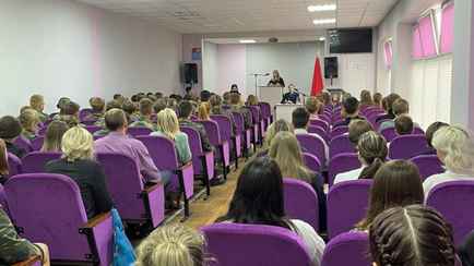 В школе в Барановичах перед учащимися провели показательный суд над женщиной