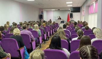 В школе в Барановичах перед учащимися провели показательный суд над женщиной