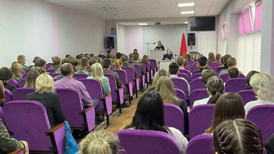 В школе в Барановичах перед учащимися провели показательный суд над женщиной