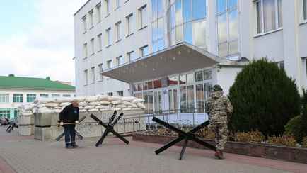 В Ивацевичах здание райисполкома обнесли колючей проволокой и бетонными блоками. Что происходит?