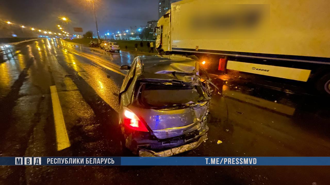 В Минске фура насмерть сбила двух человек, которые вышли на дорогу осмотреть авто после другого ДТП